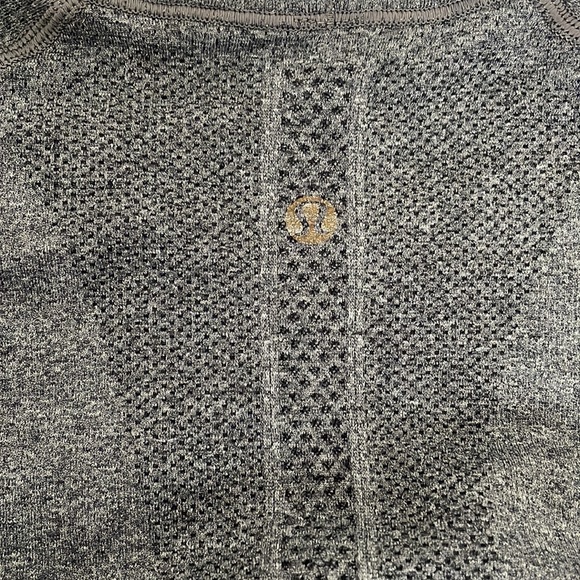 Lululemon T shirt - Picture 3 of 4